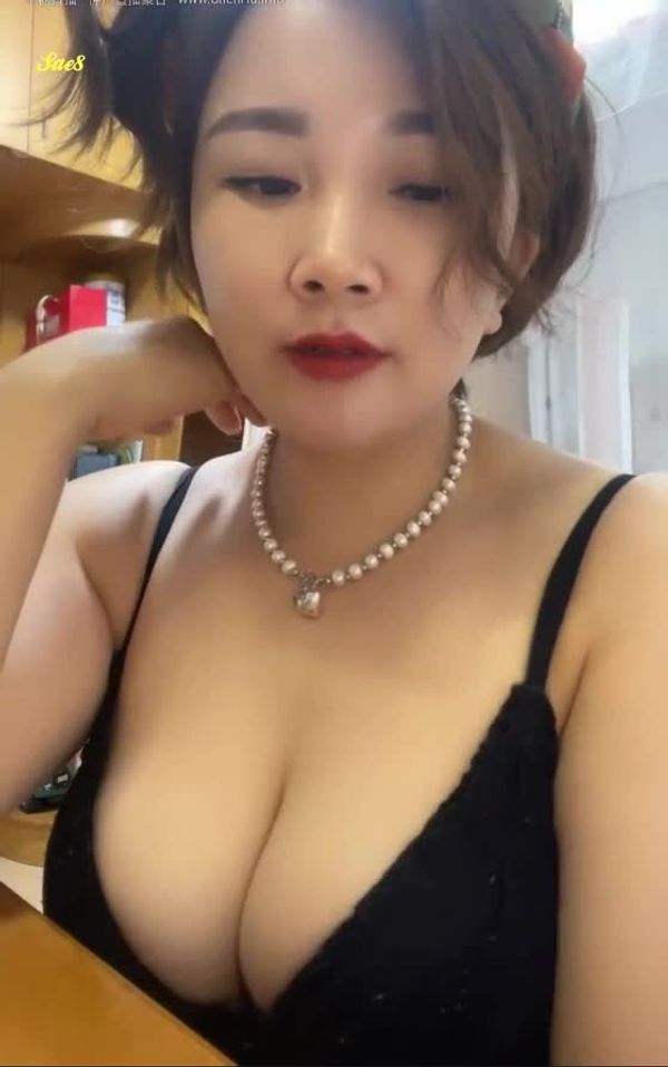 抖音巨乳网红人妻乔太太福利自拍4